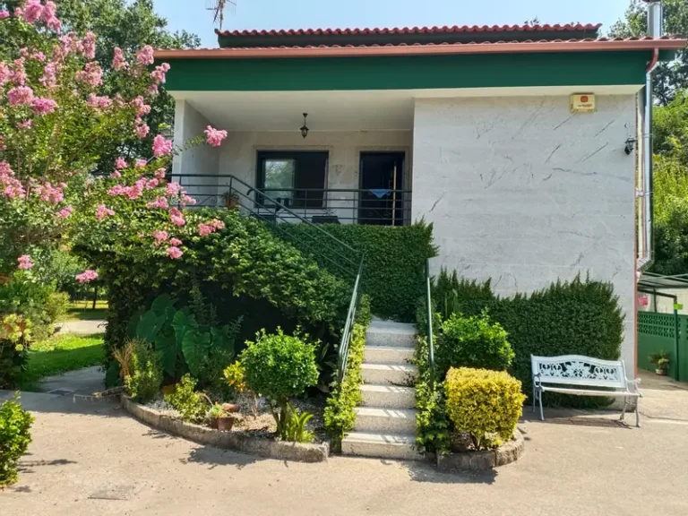 imagen frontal de la casa rural